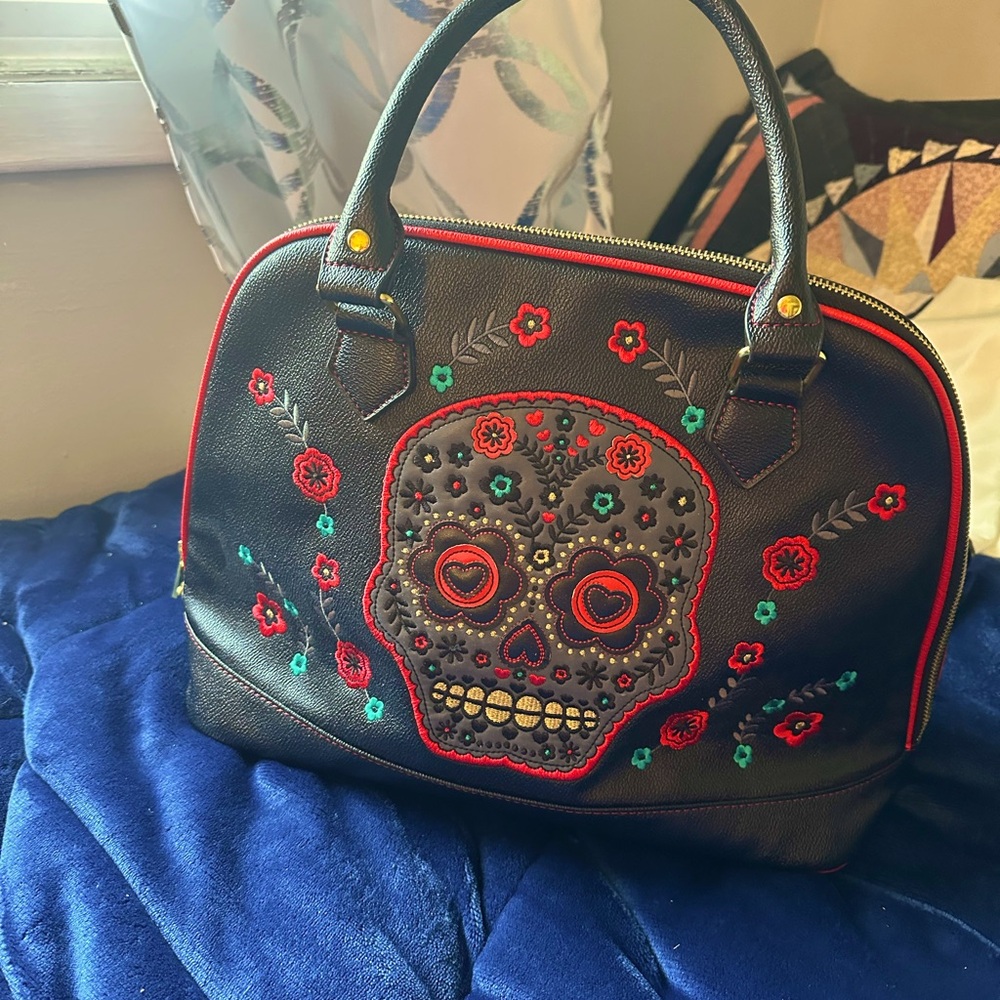 Black handbag with gorgeous Sugar Skull skull- just in time for Halloween! 🎃